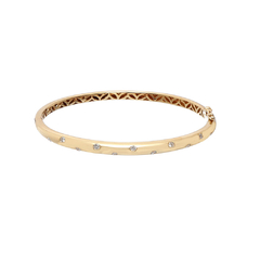 Pulseira fina de ouro amarelo 18k adornada com pequenos diamantes espaçados uniformemente