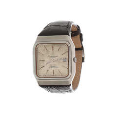 Relógio Omega Constellation Vintage com caixa quadrada prateada, mostrador bege envelhecido e pulseira de couro preta