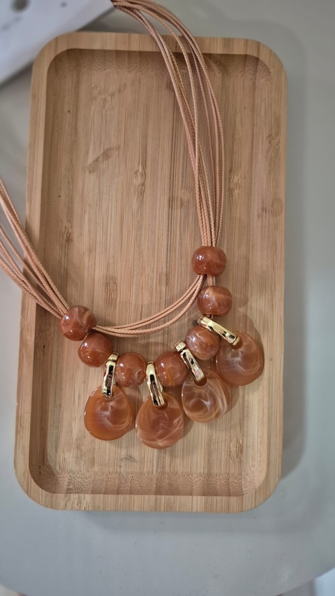14540-2 COLAR COM PEDRAS DE RESINA CARAMELO