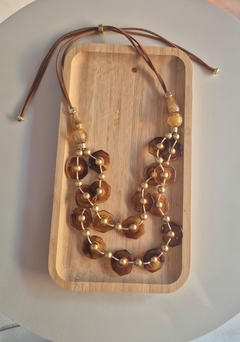 2G40200-2 COLAR BIJUTERIA ACRILICO MARROM/DOURADO