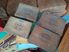 Antiguas Cajas de Habanos en Madera Selladas. - Un Viejo Almacén Antigüedades