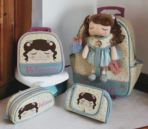 Mochila Escolar infantil 40cm com Boneca - Kit escolar fundo Creme estampada