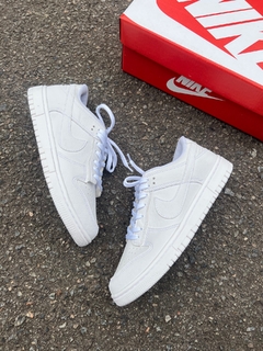 Imagem do Nike SB Dunk Low “Triple White”
