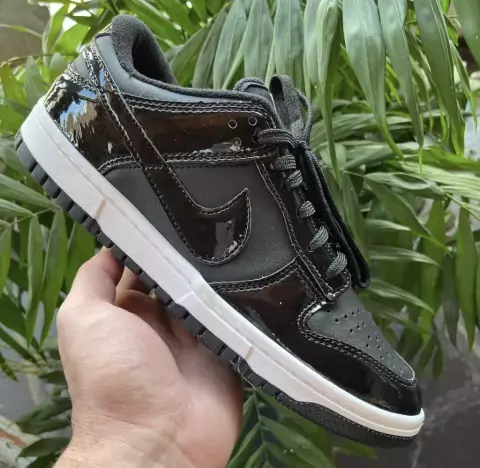 Nike SB Dunk Low “Carbon Fiber”