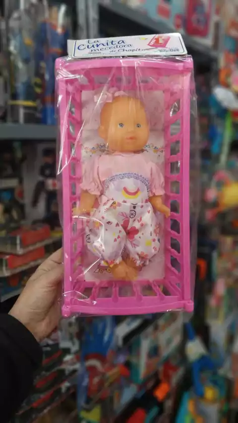 Muñeca Mi Bebé Yoly-Bell con Cuna Mecedora 23 cm | Juguete Infantil