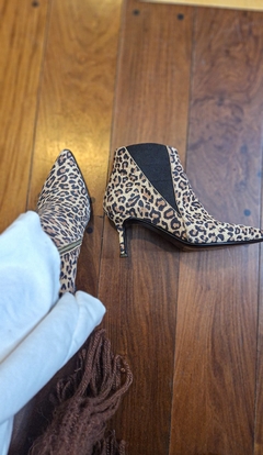 BOTINETA CHITA ANIMAL PRINT CUERO