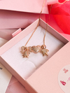 Colar dourado com pingente de filho cravejado