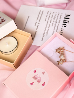 Colar dourado com pingente de filho cravejado - comprar online
