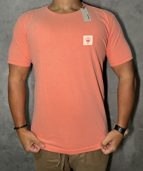 Camiseta Osk tridente alto relevo Stone Forma Regular ( coleção Exclusiva padrão shopping )