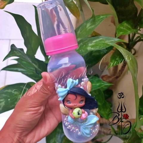 Mamadeira Erê Menina Rosa Tema Sereia - PRONTA ENTREGA - Ibejada Umbanda e Candomblé Ateliê Biju dos Orixás