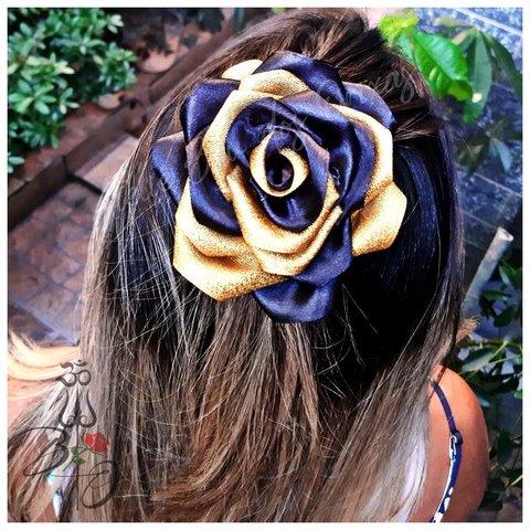 Presilha Enfeite de Cabelo feminino com Rosa de Cetim nas cores Preto com Dourado Arranjo artesanal Pomba Gira Dama da Noite ou Mulambo