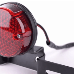 Luz trasera redonda con portapatente - STG Tracker