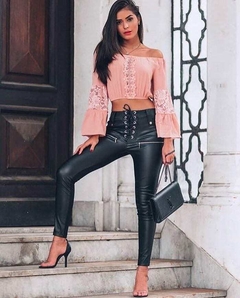 Calça couro eco com ilhós
