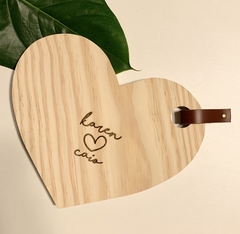 Tabua Pinus Coração Personalizada com alça em couro