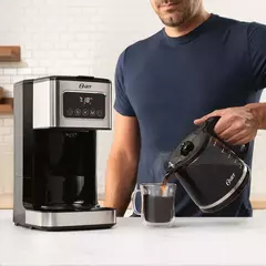 Cafetera Programable Oster De 12 Tazas Con Pantalla Táctil DC4403 - comprar online