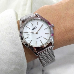 Reloj Q&Q-018 Q02A-001PY-1 malla de metal tejido plateado para dama - comprar online