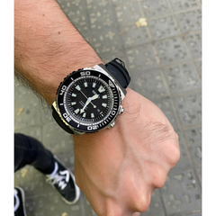 RELOJ SEIKO SKA383P2 KINETIC malla de silicona negro con calendario sumergible 200M en internet