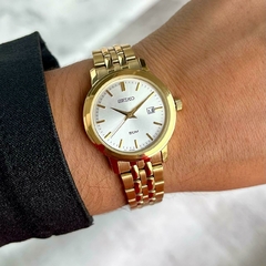 RELOJ SEIKO SUR824P1 malla de acero dorado con calendario para dama - comprar online