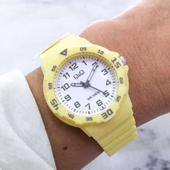 Reloj Q&Q-077 Para Dama (Mediano Caja 35mm) Malla De Caucho Amarillo Pastel Sumergible
