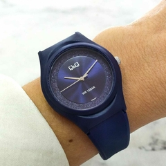 Reloj Q&Q-003 Para Dama (Mediano Caja 35mm) Malla De Silicona Azul Glitter Sumergible