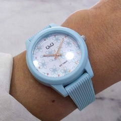 Reloj Q&Q V01A-003VY-1 078 Malla De Silicona Celeste Sumergible Para Dama en internet
