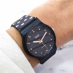 Reloj Q&Q V06A-004VY-1 003 Malla De Silicona Negro con Corazones Sumergible Para Dama en internet