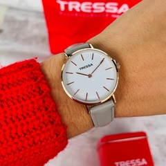 Reloj Tressa Bonnie TR-131 Malla De Cuero Gris Para Dama