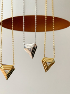 Colar Lapidado Triangular