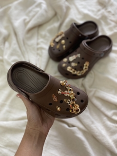 Babuche CROCS Marrom na internet