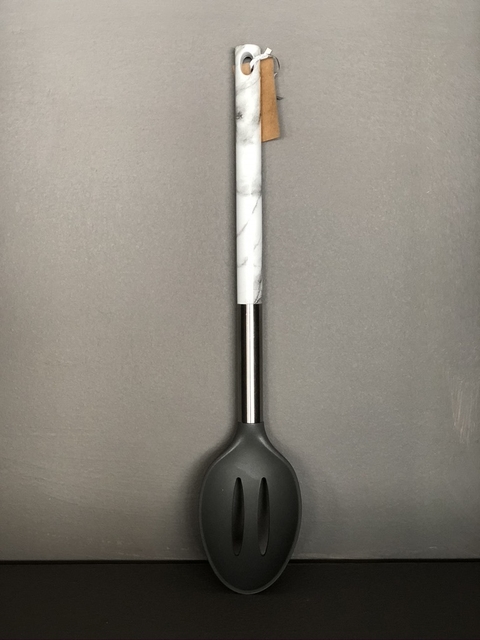 Cuchara calada con mango de acero y pp símil mármol