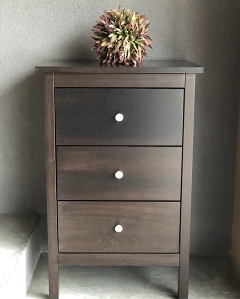 Mesa de Luz - Línea Davinci ALTA - 3 Cajones - Nogal