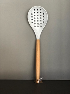 Cuchara agujereada de silicona - Símil Mármol - Mango de madera - Karmela Deco