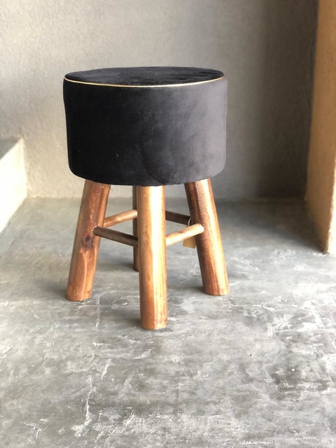 Puff de pana Negra con borde dorado - patas lustre Nogal