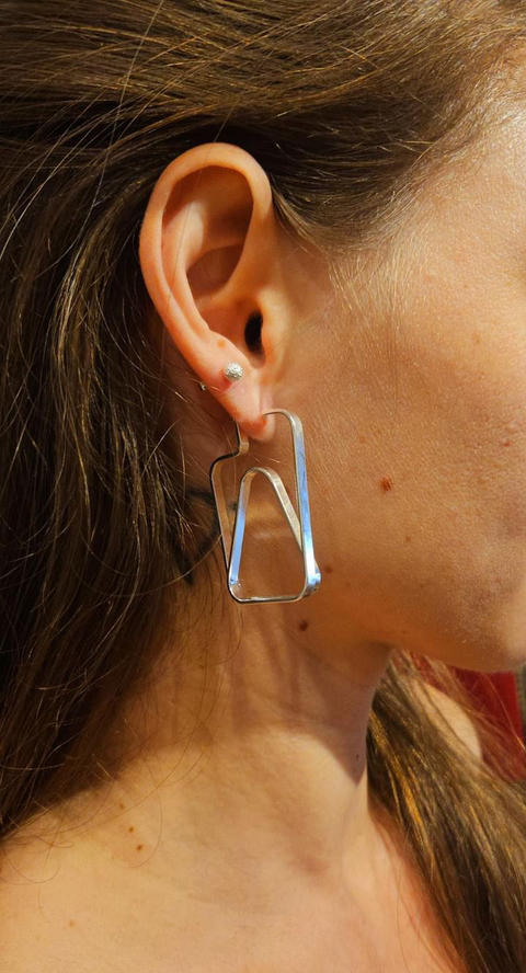 Brincos Argola abstrata quadrada em prata 925