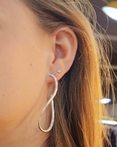 Brincos minimalista Retorcidos em prata de lei 925 - comprar online