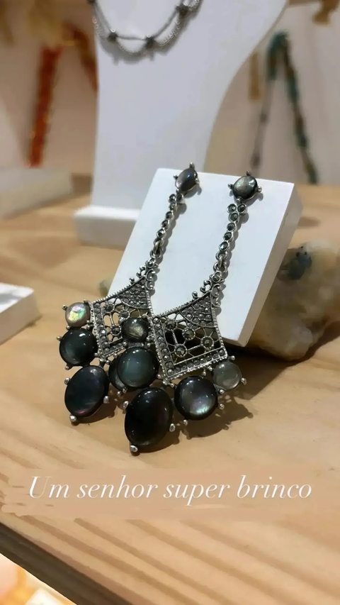 BRINCO LONGO MADREPÉROLA NEGRA E MARCASSISTAS- 925