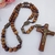 Terço contemplação dos Mistérios, terço de nossa senhora das Graças com bolsinha estampada na frente e no verso
