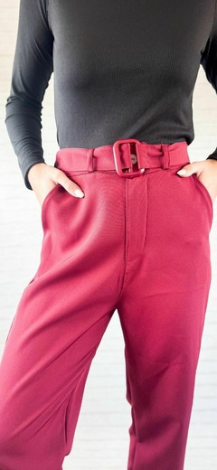 PANTALON CON CINTURÓN SASTRERO - comprar online