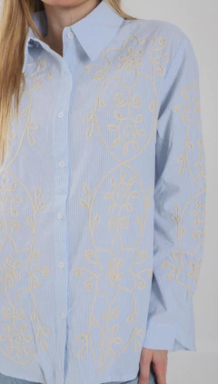 CAMISA OVER RAYADA BORDADA IMPORTADA