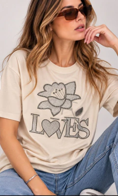 Imagen de REMERA LOVES CON STRAS IMPORTADO