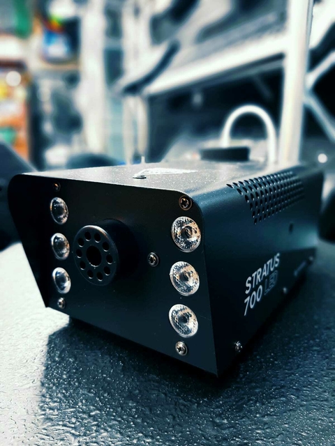MAQUINA DE HUMO/STRATUS 700LED