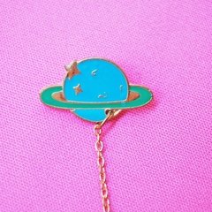 Broche coelho e planeta na internet