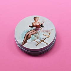 latinha retrô pin-up silvanya | COISAS DA DIXIE na internet