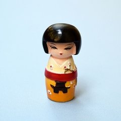 Kokeshi japonesa kimono amarelo