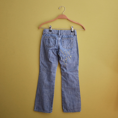 Calça jeans bordada na internet