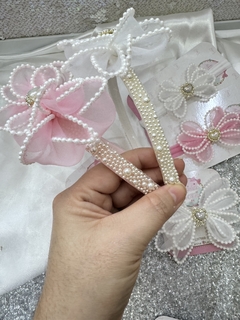 Tiara laço Organza com pérolas na internet