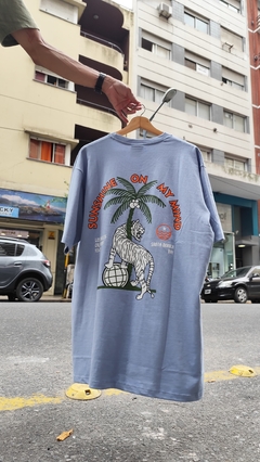 Remera Batuk Santa Monica Celeste en internet