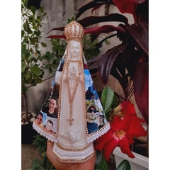 NS SENHORA APARECIDA 23 CM LINDA COM PEDRARIAS E FOTOS SUA FAMÍLIA (((((PERSONALIZADA)))) - MÃE RAINHA ARTIGOS RELIGIOSOS