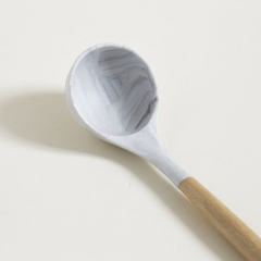 CUCHARON DE SILICONA SIMIL MARMOL CON MANGO DE MADERA 31 CM