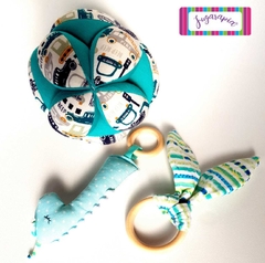 KIT TERNURA. Pelota diseño Montessori, sonajero y mordillo de tela